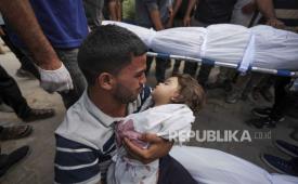 Karam Harara , bocah berusia dua tahun jadi korban serangan udara Israel di,  Deir al Balah, Gaza, Ahad (19/5/2024).