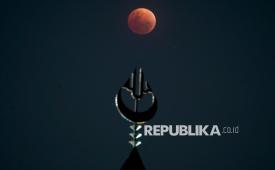 Fase gerhana bulan total terlihat dengan latar Masjid 99 Kubah di Makassar, Sulawesi Selatan, Selasa (3/3/2026). BMKG Wilayah IV Makassar memastikan gerhana bulan total kali tersebut dapat dilihat secara kasat mata dari wilayah Kota Makassar dan sekitarnya yang fase awalnya dimulai pada pukul 16.42 WITA dengan puncak pada 19.33 WITA dan berakhir pada pukul 22.24 WITA. 