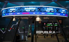 Pengunjung memantau layar pergerakan Indeks Harga Saham Gabungan (IHSG) di Bursa Efek Indonesia, Jakarta, Jumat (23/10/2026).
