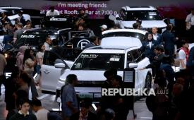 Pengunjung melihat kendaraan listrik di ajang Gaikindo Indonesia International Auto Show (GIIAS) 2026 (ilustrasi).
