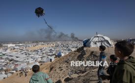 Anak-anak melihat kepulan asap saat Israel melancarkan serangan udara yang menargetkan kamp pengungsi Ghaith di daerah Al-Mawasi sebelah barat Khan Younis, Jalur Gaza Selatan, Sabtu (31/1/2026). Setidaknya 12 orang syahid dalam serangan udara Israel di Gaza.