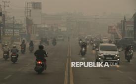 Sejumlah pengendara melintas di Jalan Tjilik Riwut yang diselimuti asap di Palangka Raya, Kalimantan Tengah, Sabtu (12/9/2026). Dashboard Karhutla Kota Palangka Raya mencatat jarak pandang hanya 500 meter pada Sabtu (12/9) pukul 15.24 WIB akibat kabut asap kebakaran hutan dan lahan (karhutla). 