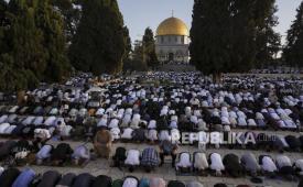 Umat Islam melaksanakan sholat di Kompleks Masjid Al-Aqsa. Ilustrasi.  