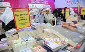 Pengunjung melihat buku dalam acara Islamic Book Fair (IBF) 2025 di Jakarta International Convention Center (JICC), Senayan, Jakarta, Kamis (19/6/2025). Pameran buku Islam terbesar di Indonesia ini berlangsung selama lima hari hingga 22 Juni 2025, yang menghadirkan 222 penerbit, 42 perusahaan multiproduk, serta 14 pondok pesantren. Tak hanya dari dalam negeri, peserta juga berasal dari luar negeri seperti Arab Saudi, Mesir, Kuwait, dan Malaysia. Mengusung tema Berhijrah Melalui Literasi Islami untuk Pribadi yang Berkualitas, IBF 2025 diharapkan menjadi ruang literasi Islami yang inspiratif serta wadah pertemuan antara penulis, penerbit, dan masyarakat.