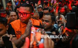 Bupati Klaten Hamenang Wajar Ismoyo (kiri) berjalan menggunakan rompi tahanan usai menjalani pemeriksaan di Gedung Merah Putih KPK, Jakarta, Jumat (16/10/2026). KPK menahan Bupati Klaten Hamenang Wajar Ismoyo, Kepala Perwakilan Badan Pemeriksa Keuangan (BPK) Jawa Tengah Ahmad Luthfi H. Rahmatullah dan pihak swasta Amin Wahyu Utomo dalam operasi tangkap tangan (OTT) dengan dugaan korupsi di antaranya terkait pengadaan barang dan jasa, perizinan, upah pungut, setoran dari organisasi perangkat daerah (OPD) atau satuan kerja perangkat daerah (SKPD) serta pemberian kepada pihak BPK untuk pengondisian audit. 