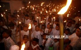 Anak-anak mengikuti pawai obor saat tradisi Ela-ela di Ternate, Maluku Utara, Sabtu (6/4/2024). Tradisi Ela-ela digelar masyarakat Ternate dan perangkat adat untuk menyambut  malam Lailatul Qadar pada malam ke-27 Ramadhan dengan melakukan pawai obor keliling kampung sekaligus mengharapkan setiap warga di daerah itu bisa mendapatkan keberkahan. 