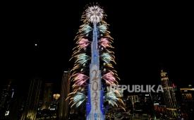 Kembang api terlihat di Burj Khalifa, gedung tertinggi di dunia, saat perayaan Malam Tahun Baru, di Dubai, Uni Emirat Arab, Ahad (1/1/2023). 