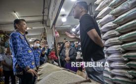 Menteri Pertanian Andi Amran Sulaiman mengatakan temuan beras tidak sesuai standar di pasaran sudah dilaporkan kepada Kapolri, Jaksa Agung, dan Satgas Pangan agar segera ditindaklanjuti secara hukum. Amran berharap proses penyelidikan dan penindakan berlangsung cepat demi melindungi masyarakat.