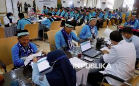 Petugas kesehatan memeriksa kondisi jamaah calon haji di Asrama Haji Pondok Gede, Jakarta, Selasa (21/4/2026). Sebanyak 393 jamaah haji embarkasi Jakarta-Pondok Gede kelompok terbang (kloter) pertama tiba di Asrama Haji Pondok Gede dan akan diberangkatkan menuju Tanah Suci melalui Bandara Soekarno Hatta pada Rabu (22/4) dini hari. 