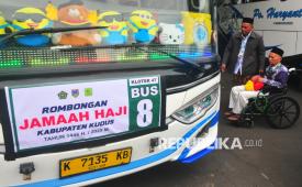 Seorang calon anggota jamaah haji bersiap memasuki bus saat pelepasan  di halaman Pendopo Kabupaten Kudus, Jawa Tengah, Selasa.