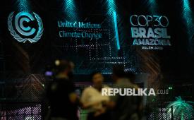 Logo KTT Iklim PBB COP30 dipajang di Belem, Brasil, Senin (3/11/2025).