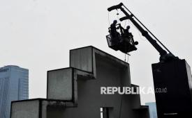 Pekerja bersiap membersihkan area bangunan luar gedung di Jakarta, Jumat (15/11/2024).