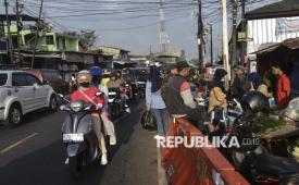 Kendaraan pemudik melintas di Pasar Lewo, Kabupaten Garut, Jawa Barat, Jumat (28/3/2025). Pasar tumpah yang berada di wilayah Lewo, Limbangan, Malangbong dan Bandrek itu menjadi salah satu titik rawan kemacetan di jalur selatan pada arus mudik Lebaran. 