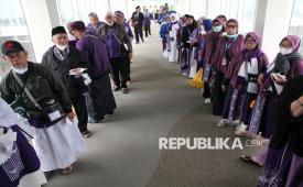 Jamaah haji bersiap memasuki pesawat Saudi Airlines di Bandara Internasional Kualanamu, Kabupeten Deli Serdang, Sumatera Utara, Rabu (18/6/2025). Sebanyak 442 jamaah haji yang menumpangi pesawat Saudi Airlines dengan nomor penerbangan SV 5276 dipulangkan ke Jakarta setelah sempat mendarat darurat di Bandara Internasional Kualanamu karena adanya dugaan teror bom terhadap penerbangan pesawat tersebut. 
