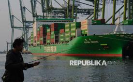 Suasana aktivitas bongkar muat peti kemas di New Priok Container Terminal One, Tanjung Priok, Jakarta Utara, Rabu (6/8/2025). 