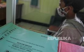 Seorang anak yang mengalami kecanduan gawai menjalani pemeriksaan di Rumah Sakit Jiwa (RSJ) Provinsi Jawa Barat di Cisarua, Kabupaten Bandung Barat, Jawa Barat, Kamis (18/3/2021). Hasil pemeriksaan kesehatan dalam Program Cek Kesehatan Gratis (CKG) periode 2025–2026 menunjukkan indikasi masalah kesehatan jiwa pada hampir 10 persen anak di Indonesia.