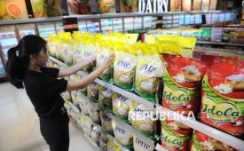 Petugas menata beras SPHP di salah satu ritel modern di Jakarta, Selasa (26/8/2025). Badan Pangan Nasional (Bapanas) mengungkapkan bahwa penyaluran beras Stabilisasi Pasokan dan Harga Pangan (SPHP) produksi Perum Bulog masih belum optimal. Berdasarkan hasil pemantauan pada 11–22 Agustus 2025, beras SPHP belum tersedia di sebagian besar pasar tradisional, ritel modern, kios pangan, Rumah Pangan Kita (RPK), dan Koperasi Desa/Kelurahan (Kopdes) Merah Putih yang dipantau. Selain itu, Bapanas juga mencatat kelangkaan beras premium di sejumlah ritel modern. Sebagian besar beras yang tersedia merupakan beras fortifikasi, yaitu beras yang diperkaya dengan zat gizi mikro seperti zat besi, asam folat, vitamin, dan zinc untuk meningkatkan status gizi masyarakat. Meski demikian, stok beras nasional terpantau aman. Perum Bulog memastikan ketersediaan stok beras saat ini mencapai 3,9 juta ton.
