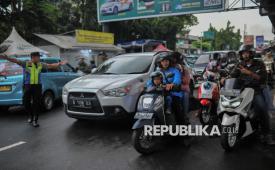 Pemudik mengendarai motor melintasi jalur Inspeksi Kalimalang, Bekasi Jawa Barat, Sabtu (5/4/2025). 