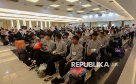 Peserta didik baru mengikuti kegiatan Masa Pengenalan Lingkungan Sekolah (MPLS) di Sekolah Rakyat Terintegrasi 4 Jakarta di Jakarta Selatan, Senin (13/7/2026). 