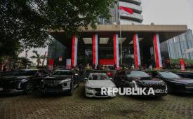 Deretan barang bukti kendaraan yang disita Komisi Pemberantasan Korupsi (KPK) dipertunjukkan di Gedung Merah Putih, Jakarta, Kamis (21/8/2025).