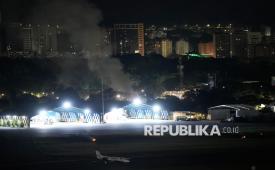 Kepulan asap terlihat di bandara La Carlota setelah terjadinya ledakan di Caracas, Venezuela, Sabtu (3/1/2026).
