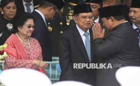 Presiden Prabowo Subianto (kanan) memberikan salam kepada Presiden kelima RI Megawati Soekarnoputri (kiri) dan Wapres ke-10 serta ke-12 RI Jusuf Kalla (tengah) usai upacara peringatan Hari Lahir Pancasila di Lapangan Gedung Pancasila, kompleks Kementerian Luar Negeri, Jakarta, Senin (1/6/2026). Peringatan Hari Lahir Pancasila 2026 mengusung tema Pancasila Pemersatu Bangsa, Fondasi Perdamaian Dunia yang bermakna penegasan nilai Pancasila relevan untuk menjaga keutuhan bangsa dan sebagai jawaban terciptanya perdamaian dunia. 
