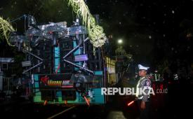 Polisi memeriksa truk pengangkut sound horeg yang diamankan di Mapolres Blitar Kota, Kota Blitar, Jawa Timur, Kamis (28/8/2025). Polres Blitar Kota menahan dan menilang 15 truk pengangkut sound horeg berkapasitas besar serta melakukan pemeriksaan terhadap sejumlah orang yang merupakan panitia penyelenggara pawai akibat tidak mengantongi ijin serta melanggar ketentuan. 