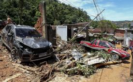  Mobil rusak dampak tanah longsor akibat hujan lebat di Sao Sebastiao, negara bagian Sao Paulo, Brasil, Selasa (21/2/2023). Sedikitnya 44 orang tewas akibat hujan lebat di wilayah Sao Paulo, menurut angka resmi.