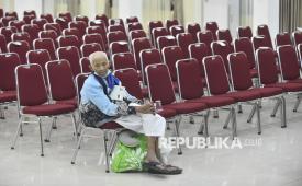 Seorang jji,amaah haji berada di dalam aula setibanya di Embarkasi Haji Antara Provinsi Jambi, Jambi, Selasa (16/6/2026). Sebanyak 445 jamaah haji asal Kota Jambi yang tergabung dalam kelompok terbang (kloter) 13 telah tiba di Jambi. 
