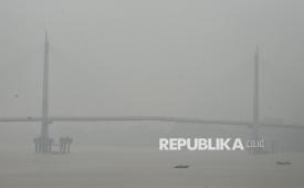 Kapal mesin mengarungi Sungai Batanghari saat kabut asap kebakaran hutan dan lahan (karhutla) menyelimuti Kota Jambi, Jambi, Sabtu (10/10/2026). Data Indeks Standar Pencemaran Udara (ISPU) Kementerian Lingkungan Hidup menunjukkan kualitas udara di Kota Jambi, Kabupaten Muaro Jambi, dan Kabupaten Tebo berada pada kategori berbahaya pada Sabtu (10/10), seiring bertambah pekatnya asap karhutla di sejumlah wilayah tersebut dalam beberapa pekan terakhir. 
