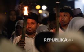 Sejumlah santri di Ponpes Jagasatru, Cirebon, Jawa Barat, merayakan tahun baru 1 Muharram 1448 H dengan berbagai kegiatan, seperti pawai obor dan tanding sepak bola api.