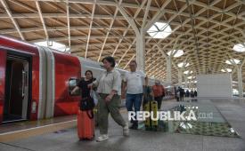 Penumpang kereta cepat Whoosh berjalan untuk memasuki gerbong di Stasiun KCIC Halim, Jakarta, Rabu (18/3/2026). Sejak dibukanya Posko Angkutan Lebaran hingga hari ini, penjualan tiket Whoosh telah mencapai lebih dari 100 ribu. Khusus hari ini, volume penjualan tercatat sekitar 14 ribu tiket dan masih berpotensi bertambah hingga keberangkatan terakhir. Sejumlah pemudik mengakui Whoosh membuat perjalanan lebih cepat dan efisien.