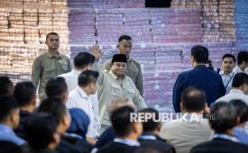 Presiden Prabowo Subianto menyapa tamu undangan pada kegiatan penyerahan denda administratif dan lahan kawasan hutan di Kejaksaan Agung, Jakarta, Rabu (13/5/2026). Satuan Tugas Penertiban Kawasan Hutan (Satgas PKH) menyerahkan uang Rp10,27 triliun ke kas negara dari hasil pengaihan denda administratif di bidang kehutanan senilai Rp3,42 triliun, hasil pajak PBB dan non PBB hasil pengawasan Satgas PKH senilai Rp6,84 triliun serta 2,37 juta hektare lahan kawasan hutan yang telah berhasil dikuasai kembali oleh negara. 