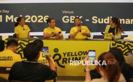 Initiator yang juga Ketua Penyelenggara Yellow Run 2026 Mukhamad Misbakhun (ketiga kanan) berbincang bersama Sekretaris Umum PASI DKI Jakarta Andri Paranoan (ketiga kiri), Ketua Pelaksana Yellow Run 2026 Miftahul Huda (kedua kanan), Kepala Bidang Peningkatan Prestasi Dinas Pemuda dan Olahraga Provinsi DKI Jakarta Rahman Defiandi (kanan), Race Director Yellow Run 2026 Reza Puspo (kiri) dan Atlet Lari Nasional Odekta Elvina Naibaho (kedua kiri) saat peluncuran perlombaan lari Yellow Run 2026 di Jakarta, Senin (30/3/2026). Perlombaan lari yang akan digelar 31 Mei 2026 di Gelora Bung Karno itu diselenggarakan dalam rangka memperingati Hari Kebangkitan Nasional dan dirancang untuk mendorong lahirnya rekor-rekor baru di Indonesia melalui ajang lari berstandar kompetitif tinggi