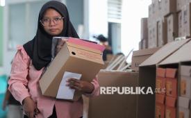 Pelajar membawa perlengkapan sekolah yang didapat saat pembagian di Gelanggang Remaja, Surabaya, Jawa Timur, Jumat (10/7/2026). Pemkot Surabaya membagikan paket perlengkapan sekolah berupa seragam putih abu-abu, seragam pramuka, sepatu, dan kaus kaki kepada pelajar SMA/SMK/MA sederajat yang berasal dari keluarga miskin dan prasejahtera, anak yatim atau piatu, serta masyarakat yang masuk dalam kelompok desil kesejahteraan terendah. 