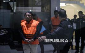 Ketua Pengadilan Negeri Depok I Wayan Eka Mariarta (kiri) berjalan menuju mobil tahanan usai menjalani pemeriksaan setelah terjerat Operasi Tangkap Tangan (OTT) di Gedung Merah Putih KPK, Jakarta, Sabtu (7/2/2026) dinihari. KPK menahan lima tersangka dalam OTT tersebut yakni Ketua PN Depok I Wayan Eka Mariarta, Wakil Ketua PN Depok Bambang Setyawan, Jurusita PN Depok Yohansyah Maruanaya, Direktur Utama PT Karabha Digdaya (KD) Trisnadi Yulrisman, dan Corporate Legal PT KD Berliana Tri Kusuma dalam kasus dugaan korupsi pengurusan sengketa lahan di PN Depok dengan mengamankan barang bukti uang tunai senilai Rp850 juta. 