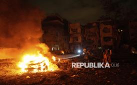 Pemadam kebakaran berusaha memadamkan api dari bangunan yang terkena rudal Iran di Bnei Brak, Tel Aviv, Senin (16/6/2025). Serangan Iran membuat sejumlah bangunan di Israel hancur berantakan. Komando Front Dalam Negeri Israel mengatakan serangan Iran meluas dari Eilat di selatan hingga kota Naqoura di utara, tanpa sepenuhnya bisa dicegat sistem pertahanan udara.