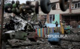 Petugas polisi berdiri di dekat taman kanak-kanak yang rusak menyusul serangan rudal di Kyiv (Kiev), Ukraina, 13 Desember 2023, di tengah invasi Rusia.