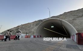 Petugas Penyelenggara Ibadah Haji (PPIH) Arab Saudi melakukan pengecekan terowongan menuju Jamarat atau lokasi lempar jumrah di Mina, Makkah, Arab Saudi, Ahad (17/5/2026) waktu setempat. Pengecekan kawasan tersebut merupakan bagian dari persiapan pelayanan menjelang fase puncak ibadah haji di Arafah, Muzdalifah, dan Mina (Armuzna) 1447 H/2026 M yang hingga saat ini progres penyiapan fasilitas bagi jamaah Indonesia dilaporkan telah mencapai 90 persen. 