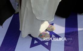 Peserta dari masyarakat sipil Peduli Palestinamenginjak bendera Israel saat menggelar aksi Solidaritas untuk Palestina di depan Kedutaan Besar Amerika Serikat, Jakarta, Ahad (14/6/2026). Dalam aksinya, massa mengecam tindakan zionis Israel atas genosida yang terjadi di Palestina, menuntut pemerintah di seluruh dunia untuk menangkap pelaku kejahatan genosida. Selain itu mereka mendesak otoritas internasional untuk segera membebaskan peserta land convoy Global Sumud Flotilla dalam misi kemanusiaan menembus blokade Gaza yang hingga saat ini masih ditawan oleh kelompok milisi bersenjata di Libya Timur serta mengajak masyarakat untuk peduli terhadap hak-hak kemerdekaan Palestina.