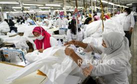Pekerja perempuan memproduksi alat pelindung diri sebuah perusahaan garmen. ANTARA FOTO/M Risyal Hidayat/aww.