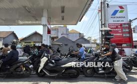 Antrean kendaraan yang akan mengisi bahan bakar minyak (BBM) mengular di Denpasar, Bali, Selasa (13/10/2026). Pertamina Patra Niaga menambah pasokan BBM sebanyak 26.200 kiloliter secara bertahap untuk memenuhi kebutuhan di Bali menyusul antrean panjang kendaraan di sejumlah stasiun pengisian bahan bakar umum (SPBU) sejak Ahad (11/10/2026). 