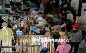 Pengunjung berbelanja di pusat grosir Pasar Tanah Abang, Jakarta, Senin (9/2/2026). Sepuluh hari Menjelang Ramadhan 1447 Hijiriah, kawasan Pasar Tanah Abang mulai dipadati oleh pengunjung yang berbelanja.  Menurut salah satu pedagang, rata-rata pembeli merupakan pedagang untuk kebutuhan stok jualan di daerahnya seperti wilayah Jabodetabek, Jawa, Sumatera hingga Malaysia. Jumlah permintaan produk busana mengalami peningkatan 30 hingga 50 persen menjelang Ramadhan. Selain itu, tren busana favorit pada Ramadhan kali ini merupakan busana dengan rompi gamis berwarna emerald.