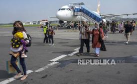 Sejumlah penumpang turun dari pesawat (ilustrasi). Perjalanan udara dapat memicu berbagai keluhan kesehatan terutama akibat perubahan tekanan dan kondisi kabin yang kering.