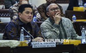 Menteri BUMN Erick Thohir (kiri) bersama Menteri Investasi dan Hilirisasi/Kepala BKPM sekaligus CEO BPI Danantara Indonesia Rosan Roeslani (kanan) mengikuti rapat kerja bersama Komisi XI DPR di Kompleks Parlemen, Senayan, Jakarta, Selasa (19/8/2025). Rapat tersebut beragendakan roadmap dan RKA Perusahaan Holding Investasi Danantara Indonesia Tahun 2025. 