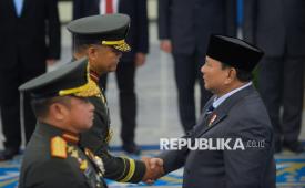 Presiden Prabowo Subianto menyalami KSAD Jenderal Tandyo Budi Revita usai prosesi pelantikan di Istana Negara, Jakarta Pusat, Kamis (15/10/2026).