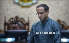 Mantan mendikbudristek Nadiem Makarim menjalani sidang pembacaan dakwaan di Pengadilan Tipikor, Jakarta, Senin (5/1/2026). Nadiem Makarim didakwa melakukan korupsi yang merugikan keuangan negara senilai Rp 2,18 triliun terkait kasus dugaan korupsi program digitalisasi pendidikan berupa pengadaan laptop Chromebook dan Chrome Device Management (CDM) di lingkungan Kemendikbudristek pada tahun 2019–2022.