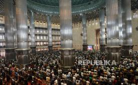 Umat muslim melaksanakan shalat Jumat terakhir di bulan Ramadhan 1445 Hijriah di Masjid Istiqlal, Jakarta, Jumat (5/4/2024). Pimpinan Pusat Muhammadiyah telah menetapkan 1 Syawal 1445 Hijriah jatuh pada Rabu, 10 April 2024 mendatang, sementara lembaga Falakiyah PBNU akan melakukan pemantauan hilal terlebih dahulu pada 9 April 2024 besok. Untuk diketahui, Pemerintah melalui Kementerian Agama telah memprediksi lebaran tahun ini akan jatuh pada tanggal 10 April atau dirayakan secara serentak di seluruh Indonesia, meski demikian, pemerintah akan memastikan penetapan 1 Syawal setelah sidang isbat pada Selasa 9 April 2024.