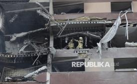 Pemadam kebakaran melakukan proses pendinginan di dekat apartemen yang rusak akibat serangan udara Israel di Teheran, Iran, Jumat, (13/6/2025). 
