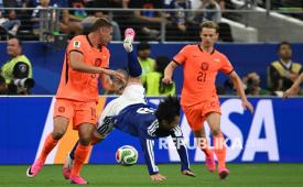 Pemain timnas Belanda Micky van de Ven dan Frenkie de Jong berebut bola dengan pemain timnas Jepang Ayase Ueda pada pertandingan babak penyisihan Grup F Piala Dunia FIFA 2026 di Dallas, Texas, AS, Ahad (14/6/2026) waktu setempat. Kedua kesebelasan bermain imbang 2-2. Gol Belanda dicetak Virgil vn Dijk pada menit ke-51 dan Crysencio Summerville menit ke-64. Gol balasan Jepang dicetak Keito Nakamura di menit ke-57 dan Daichi Kamada pada menit ke-89.